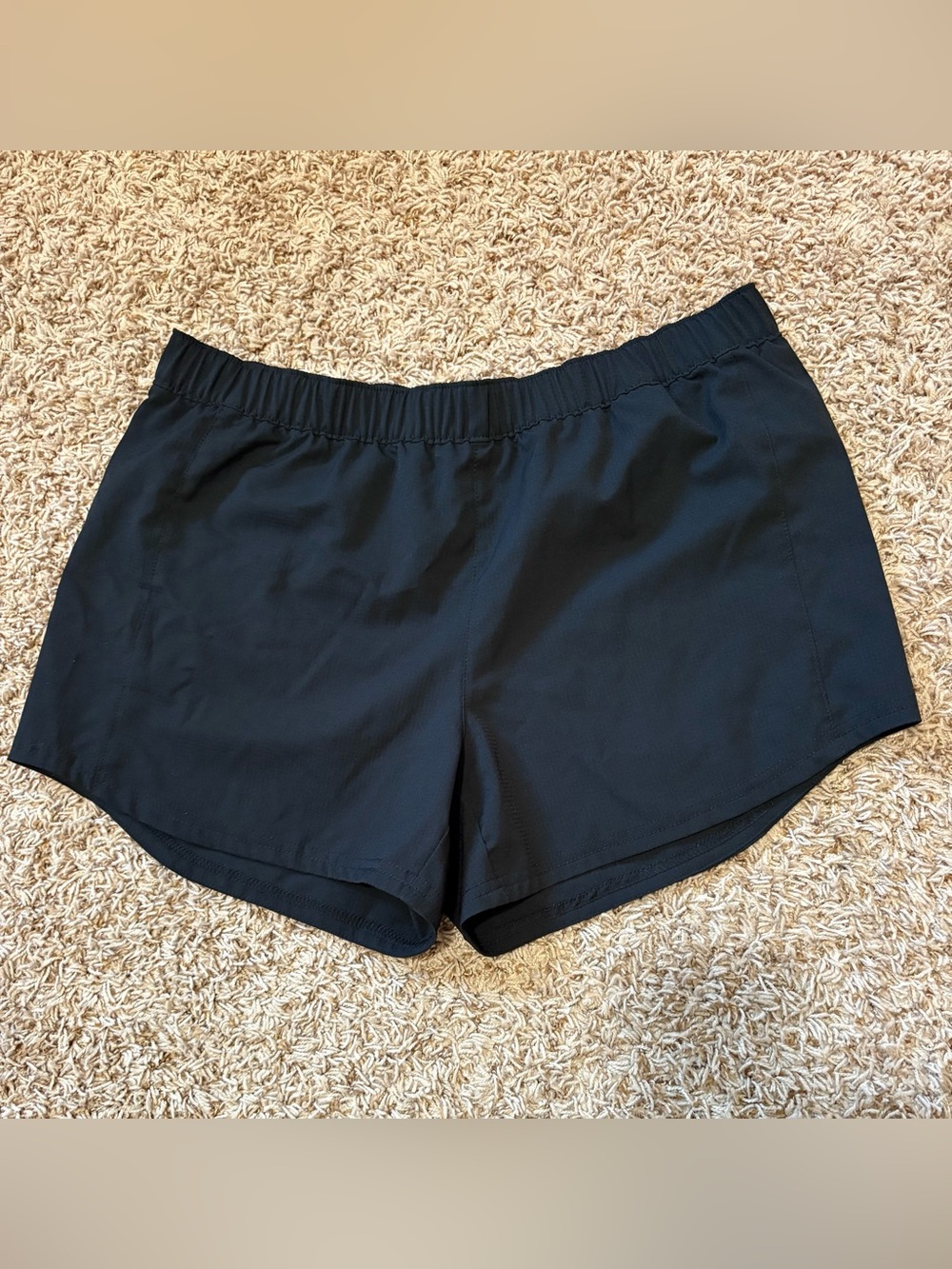 Columbia PFG Women’s shorts size Large in black 4” inseam